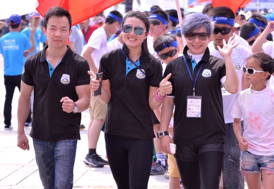 孙琳琳(中)参与彩跑活动