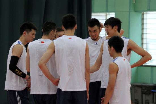 队员商量战术戴卿尧表情轻松