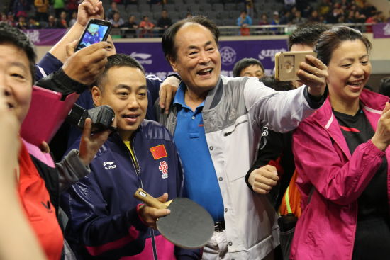 争相和刘国梁合影