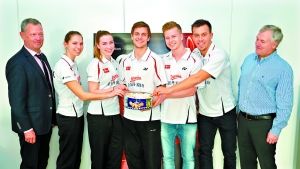 丹麦国家队队员手捧皇冠丹麦曲奇。