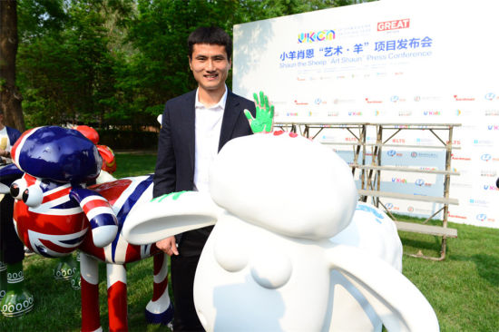 邵佳一与小羊肖恩亲密合影