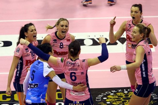 卡萨尔马焦雷女排庆祝