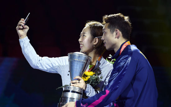 两人夺冠后自拍