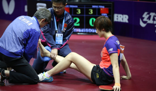 丁宁决胜局不慎扭伤脚踝