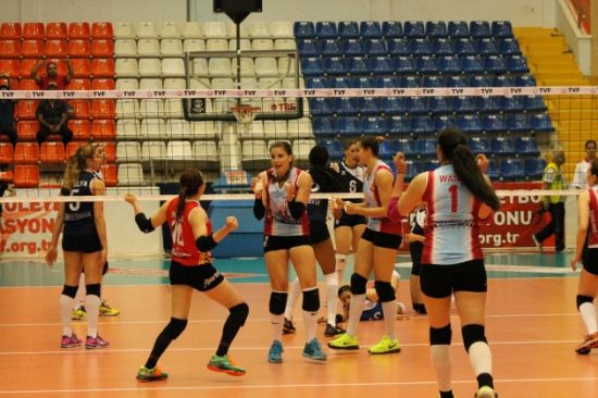 特拉布宗女排庆祝