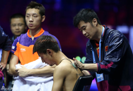 张继科受伤接受治疗