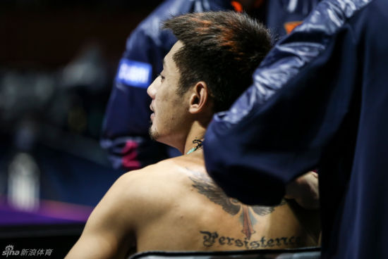 张继科受伤接受治疗