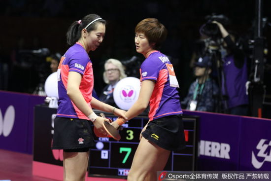 李晓霞照顾受伤的丁宁