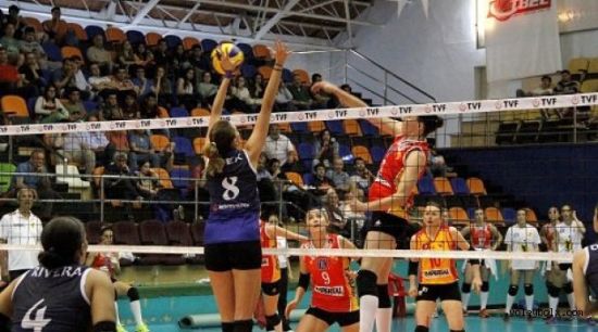 特拉布宗女排在比赛中进攻