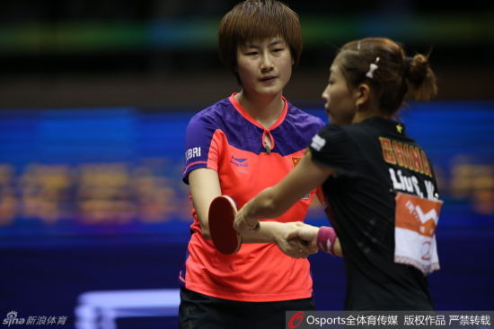 决赛后刘诗雯致意丁宁