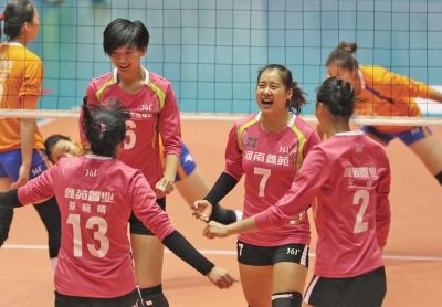 河南女排主攻13号蔡晓晴在2014-2015赛季女排联赛中表现抢眼 (资料图)