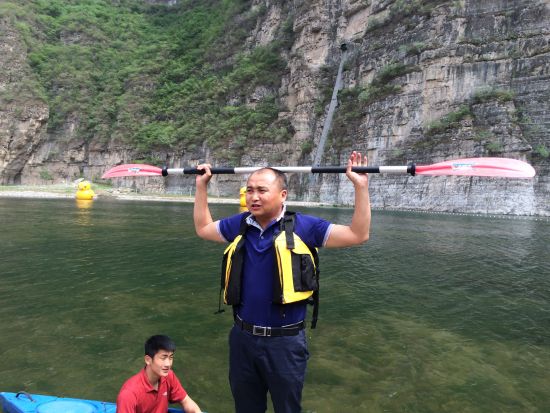 横渡大西洋亚洲第一人孙海滨在向皮划艇选手做示范