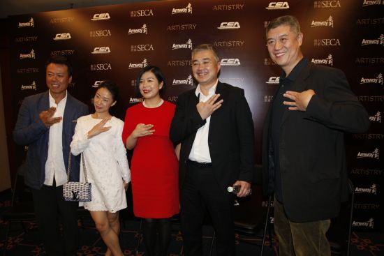 冰上雅姿发布会举行