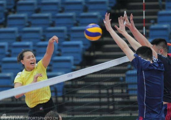 教练安家杰、袁灵犀模拟拦网