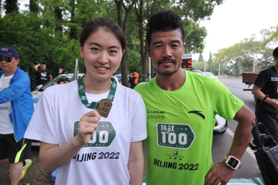 焦刘洋展示“挑战100”奖牌