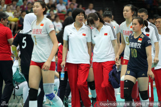 中国女排与伊朗队换场地