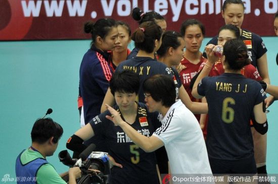 替补杨方旭和丁霞与队友