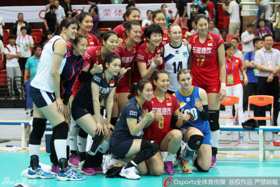 两队队员赛后合影留念