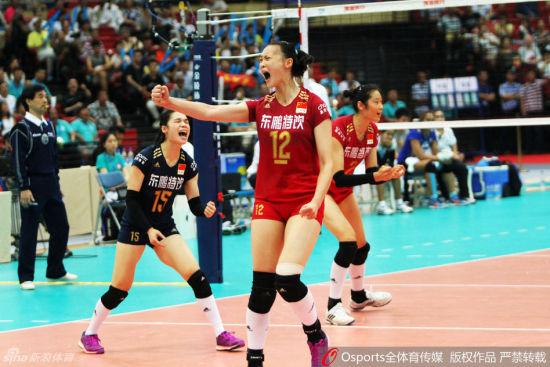 中国女排激动庆祝