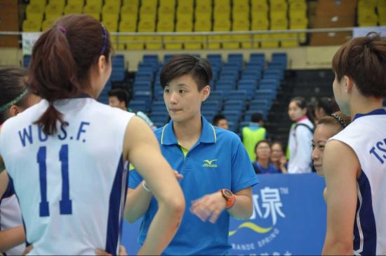 邓衍敏与队员交流