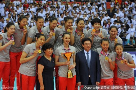 中国女排展示金牌