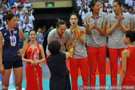 队长惠若琪接过奖杯