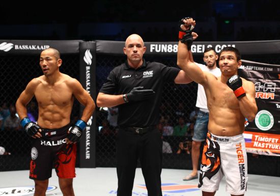 提莫菲（右）用时1分36秒TKO川那子佑辅