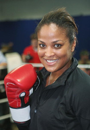 图文莱拉阿里备战比赛笑容满面场上见分晓