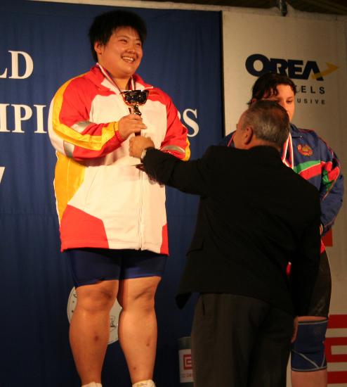 图文举重世青赛黄欢取佳绩黄欢接过小巧奖杯