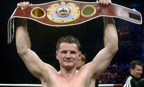 图文-wbo轻重量级拳王争霸赛 艾瑞德骄傲举金腰带