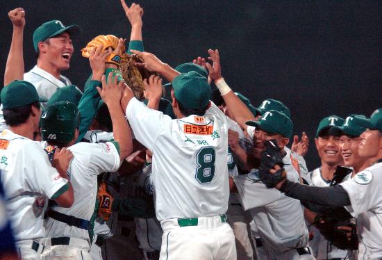 图文-天津雄狮队夺棒球联赛总冠军 众将簇拥欢呼