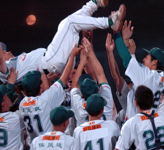 图文天津雄狮队夺棒球联赛总冠军将功臣高高抛起