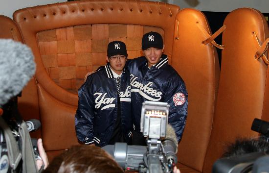 图文中国棒球小将披上扬基队战袍两小将合影