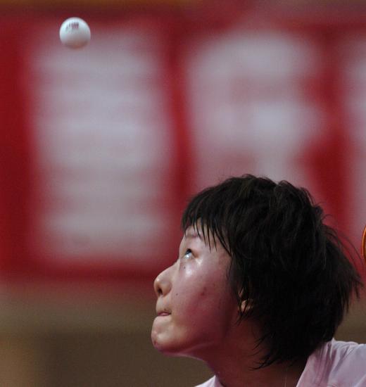 图文-乒超联赛女子组第6轮赛况 李楠发球进攻