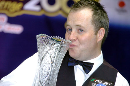 图文-欧亚大师挑战赛希金斯夺冠 希金斯笑吻奖杯