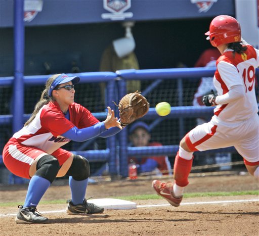 图文-女垒世界杯中国队2胜3负 中国队周怡跑垒