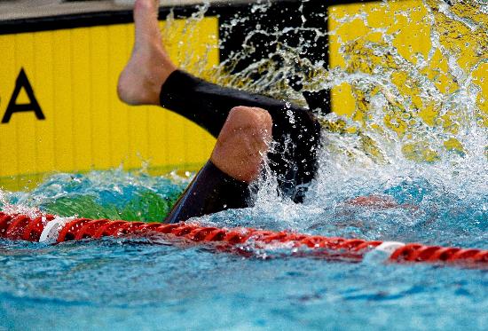 当日,左腿高位截肢的南非著名残疾游泳女运动员纳塔利在第九届全非