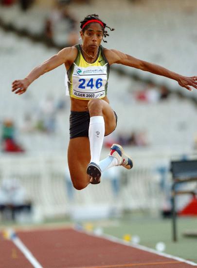 图文全非运动会女子三级跳阿尔达马一跃夺冠