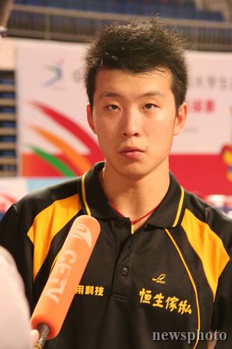 在第八届全国大学生运动会乒乓球男单决赛中,广东选手张超以3:1战胜