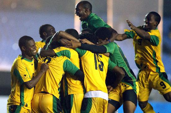 图文-泛美运动会男足牙买加跻身决赛 球员拥作一团