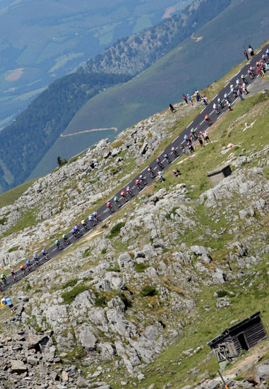 图文-环法大赛第十六赛段赛况可见选手爬坡艰难