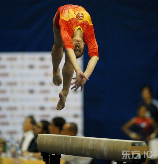 图文体操世界杯中国站预赛程菲冲击平衡木难度