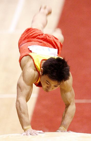 7月29日,中国选手冯喆在男子跳马比赛中.