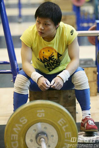 图文中国女举训练备战奥运杨炼休息还一脸严肃