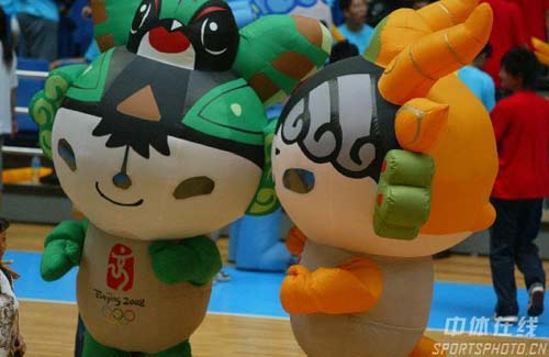 图文-好运北京赛事拉拉队风采展示 迎迎妮妮咬耳朵