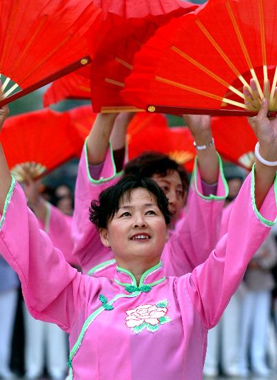 图文西宁市民高原健身迎奥运老大妈展示扇舞