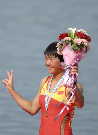 图文-赛艇女子单人双桨决赛a组 朱韦伟开心领奖