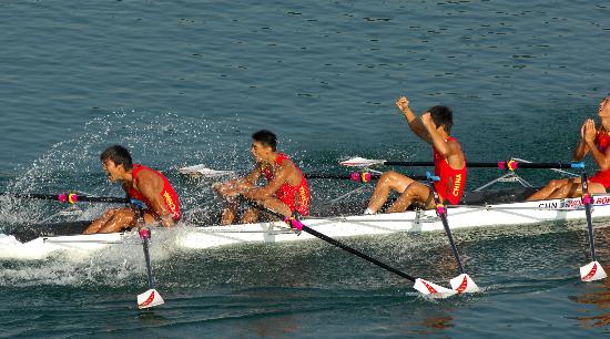 图文赛艇男子四人双桨赛况中国队队员欢呼夺冠