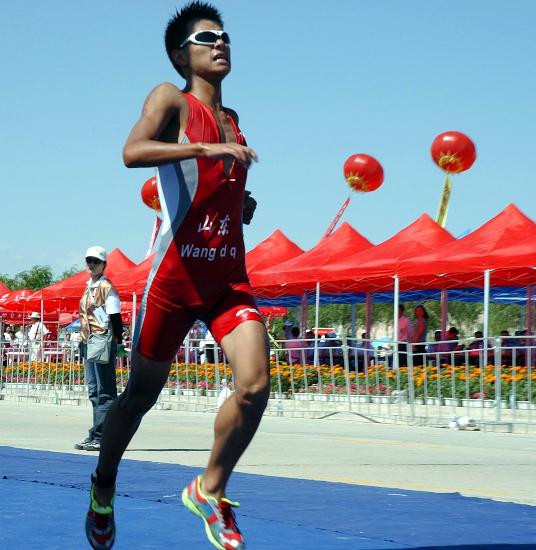 图文国际铁人三项洲际杯赛赛况王大庆奋力角逐