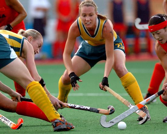 图文-曲棍球邀请赛澳大利亚女队夺冠 拼抢极其激烈